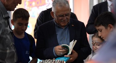 Büyükkılıç: Kayseri’de çocuklar, kitaplarını alır ve okurken, gönüllerince de eğlendi