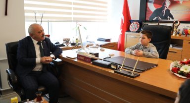 Çankırı Belediye Başkanı Esen, 23 Nisan dolayısıyla koltuğunu öğrencilere devretti