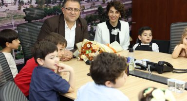 Derince Belediye Başkanı Gökçe, kreşlerden gelen öğrencileri makamında ağırladı
