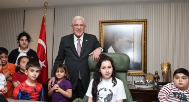 Dervişoğlu, koltuğunu çocuklara bıraktı