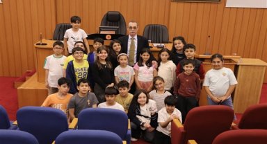 Etimesgut Belediye Başkanı Beşikçioğlu, Diyarbakır Bil Koleji öğrencilerini ağırladı