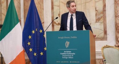 Harris, İrlanda'nın Vatikan Büyükelçisi Nuncio ile telefonda görüştü