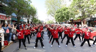 İnegöl'de 23 Nisan kutlamaları kortej yürüyüşüyle başladı