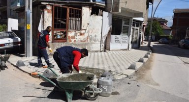 İzmit Şehit Kazım Caddesinde kaldırımlar yenilendi