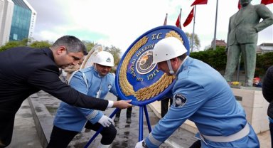Kartal'da 23 Nisan dolayısıyla Atatürk Anıtı’na çelenk sunma töreni düzenlendi