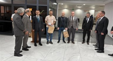 Kocaeli Valisi Aktaş, “1 Çocuk 1 Fidan Projesi” kapsamında fidanları ailelerine verdi