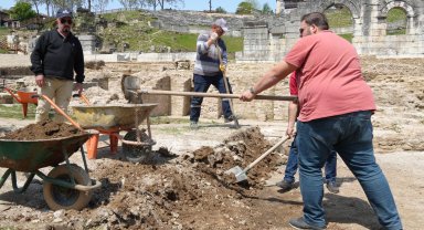 Konuralp Antik Tiyatrosu’nda kazı çalışmaları devam ediyor