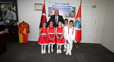 Menderes'te 23 Nisan kapsamında çocuklara belediye başkanlığı makamı devredildi