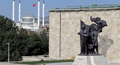 TBMM Başkanı Kurtulmuş, Atatürk Anıtı’na çelenk bıraktı
