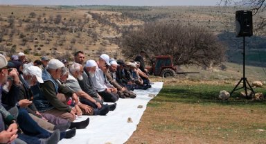 Vali Çiçekli, yağmur duasına katıldı