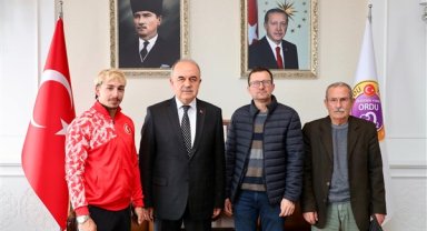 Vali Erol, milli sporcu Yusuf Fehmi Genç'i kabul etti