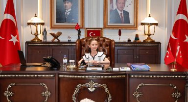Vali Köşger, koltuğunu temsili olarak öğrenci Nurcan Erva Aydın'a devretti