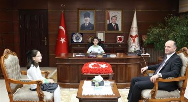 Vali Serdengeçti, 23 Nisan’da minik misafirlerini makamında ağırladı