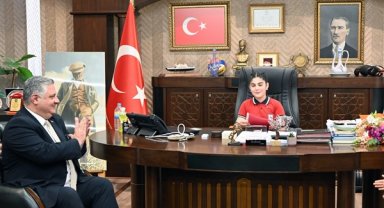 Yalova Belediye Başkanı Gürel, 23 Nisan dolayısıyla koltuğunu Artan’a devretti