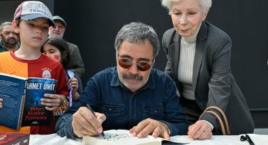 Yazarlar, İzmirli kitapseverlerle buluştu