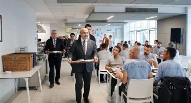 Adana Valisi Köşger, Kıvanç Tekstil'de işçilerle akşam yemeğinde bir araya geldi