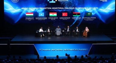 Bakan Bayraktar, farklı ülkelerden bakan ve bakan yardımcılarıyla buluştu
