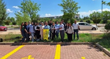 Dicle Üniversitesi’ndeki kütüphanenin engelli otoparkında düzenleme