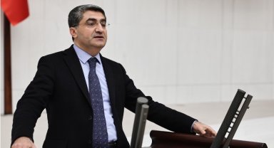 Ekmen: Siyasetin iki kutba sıkıştırılması demokrasiye de ülkeye de zarar veriyor