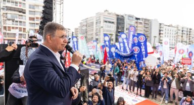 İzmir Büyükşehir Belediye Başkanı Tugay, 1 Mayıs dolayısıyla düzenlenen programa katıldı