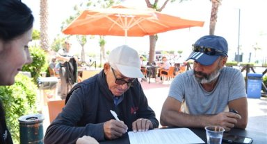 Konyaaltı Belediyesi ekipleri emekli kahvelerinde vatandaşlarla bir araya geldi