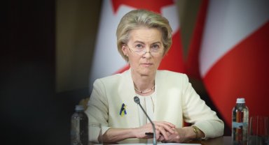 Leyen: İsrail'deki yangınla mücadeleye yardım için 4 ülkeden itfaiye uçakları yola çıktı