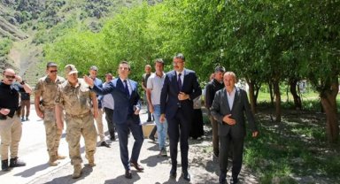 Vali Çelik, Çimenli Köyü’nde halı saha yapım alanını inceledi