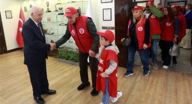 Yenimahalle Belediye Başkanı Yaşar, 1 Mayıs'ta belediye işçilerini makamında ağırladı