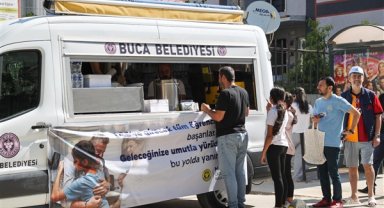 Buca Belediyesi'nden LGS'ye giren öğrenciler ve ailelerine ikram