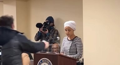 ABD Kongre üyesi Ilhan Omar, bilinmeyen bir sıvıyla saldırıya uğradı