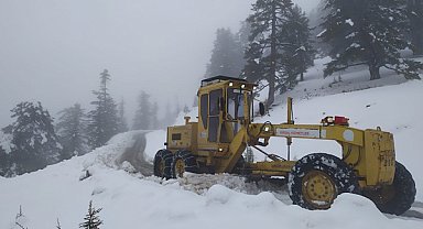 Antalya’da karla mücadele ve heyelan temizlik çalışmaları sürüyor