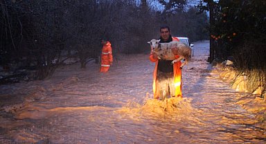 Antalya'da yağmur ve fırtınaya karşı çalışmalar sürdürülüyor