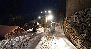 Balıkesir'de karla mücadele çalışmaları devam ediyor