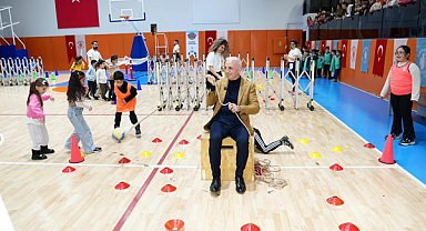 Başkan Yıldırım, teneffüste öğrencilerin sevincine eşlik etti