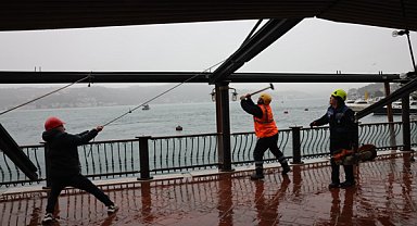 Bebek'te bir yapının ön kısım ve çatı katında yer alan eklentileri yıkıldı