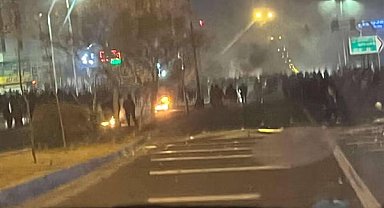 Bir çok ülke İran'daki artan tehlike konusunda vatandaşlarını uyarıyor