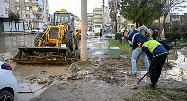 Bornova’da ekipler tarafından su baskınlarına müdahale edildi
