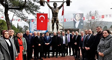 Bornova'da Naim Süleymanoğlu’nun heykeli dikildi