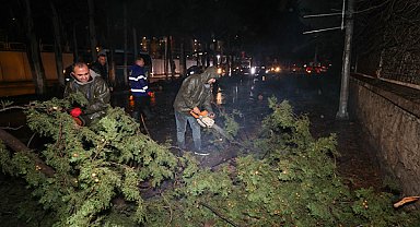 Buca’da olumsuz hava şartlarına karşı ekipler teyakkuza geçti