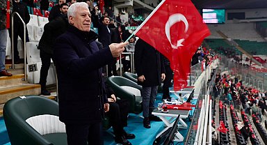Bursa’da tribünler Türk bayraklarıyla donatıldı