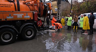 Büyükşehir, meydana gelen su baskınlarına müdahale etti