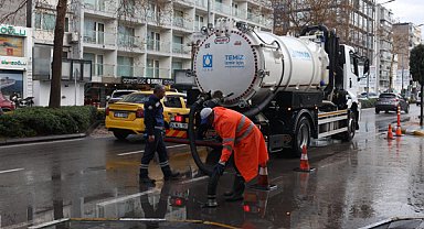 Büyükşehir, sağanak yağış nedeniyle sahada görev yapıyor