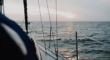 Çanakkale Eceabat önlerinde sürüklenen tekne kurtarıldı