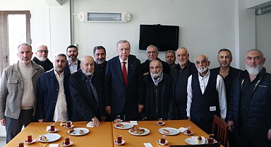 Cumhurbaşkanı Erdoğan, çay ocağında vatandaşlarla bir araya geldi