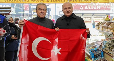 Düzce'de esnafa Türk bayrağı dağıtıldı