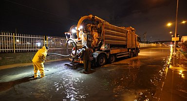 Ekipler, İzmir'de sağanak yağış sonrası müdahale gerçekleştirdi