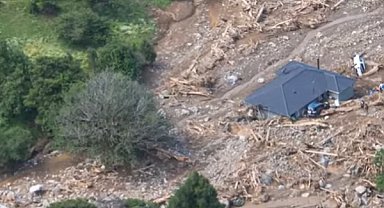 Endonezya'da heyelanda 8 ölü, 82 kayıp