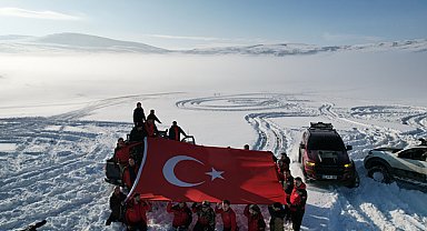 Erzurum’da kar raftingi ve doğaya yem bırakma etkinliği