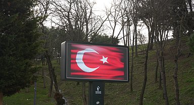 Esenler'de ekranlara Türk bayrağı yansıtıldı