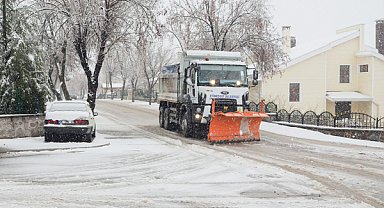Etimesgut’ta yoğun kar yağışı karşısında ekipler sahada